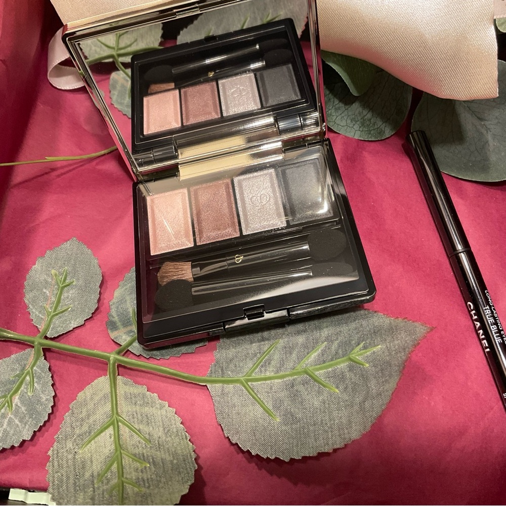 Cle de Peau eyeshadow and Chanel set